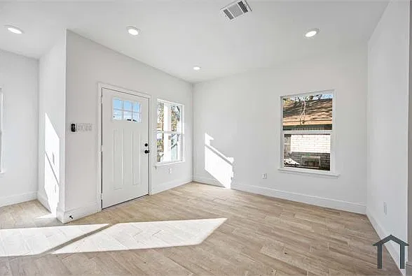 3 bed, 1170 sqft, $1,725 — Photo 2