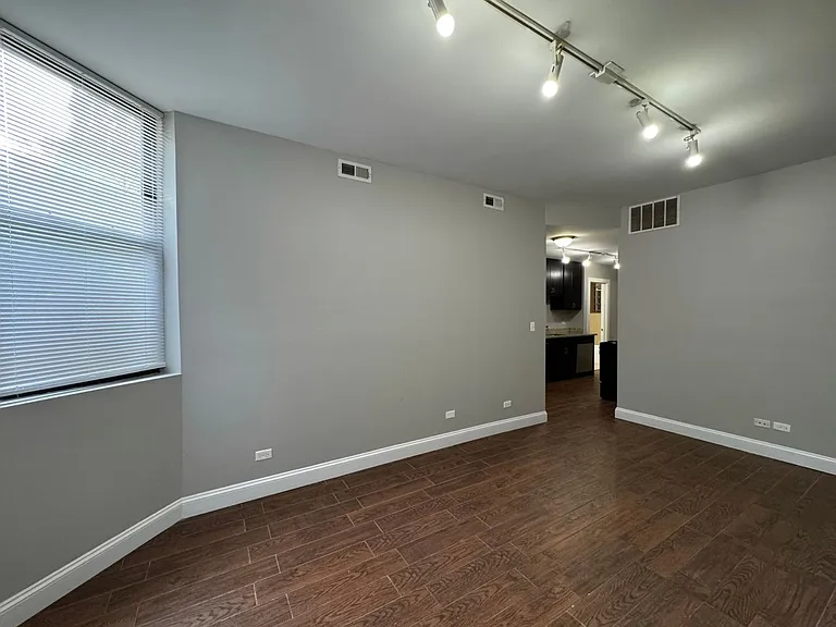 5400-02 N Winthrop Ave — Photo 3