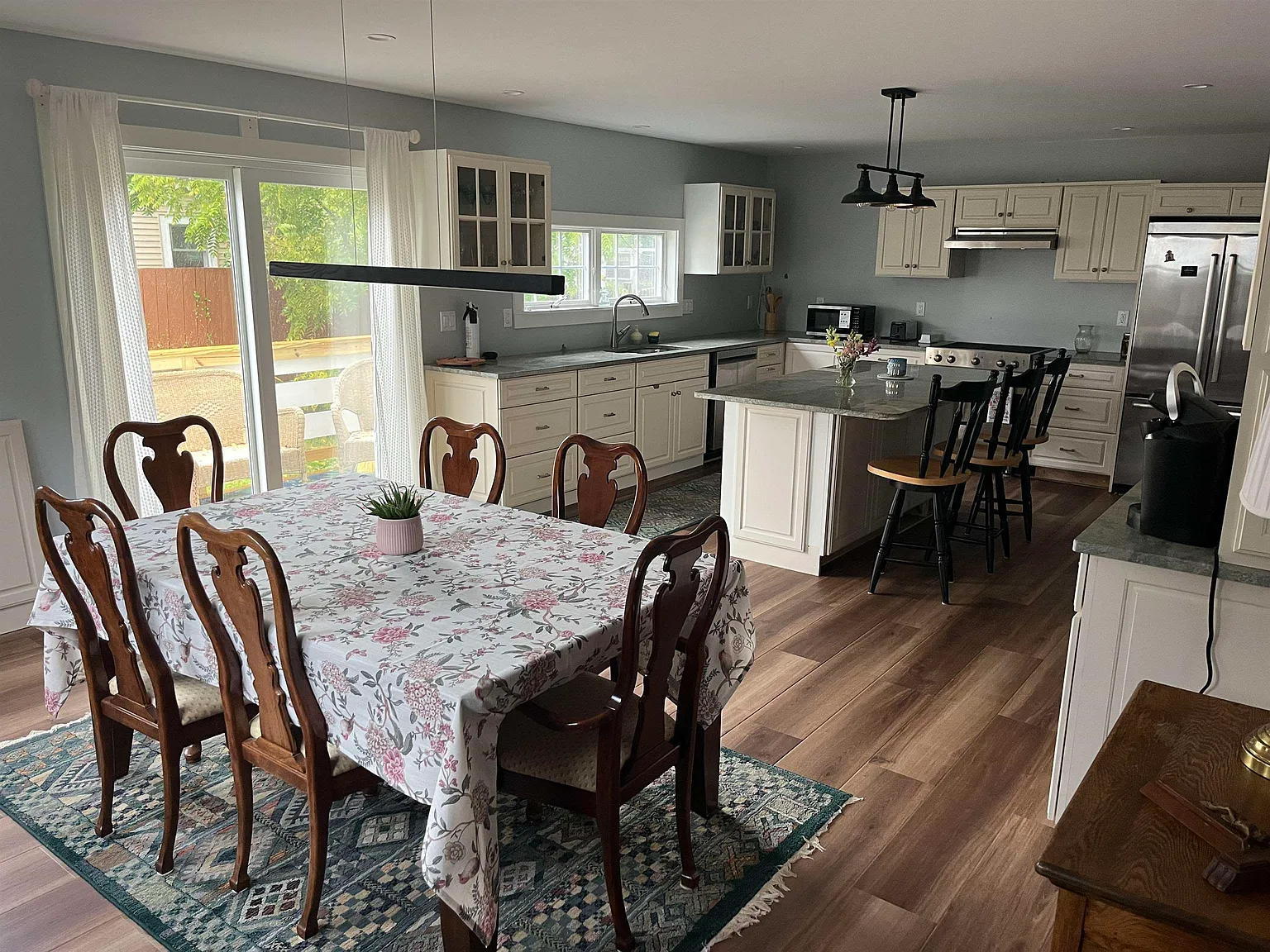 3 bed, 2.0 bath, 1596 sqft, $3,800 — Photo 3