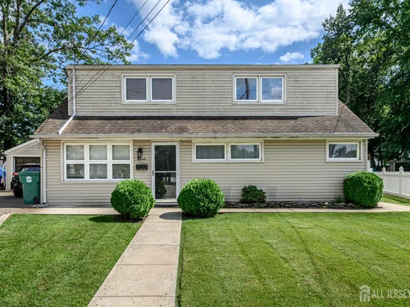 7 Lynn Ct, Edison, NJ 08817