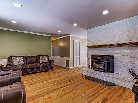 4th image of 308 Hillcrest Dr