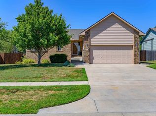 1001 E Splitwood Way St, Derby, KS 67037