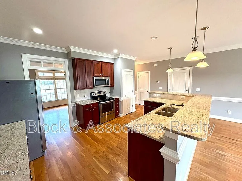 4 bed, 2.5 bath, 2400 sqft, $2,495 — Photo 4