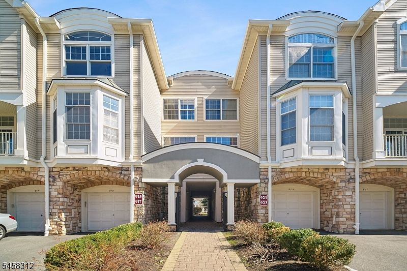 1st image of 611 Binghampton Ln