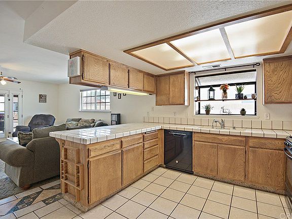 4th image of 1048 Herzel Ave