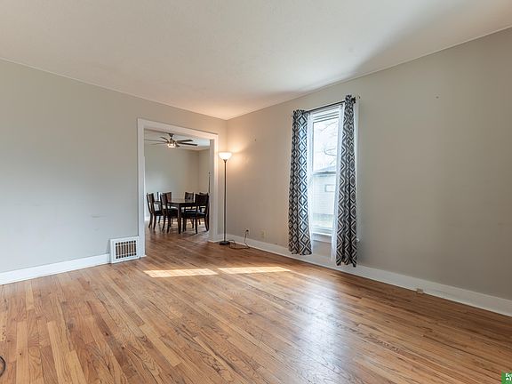 3rd image of 940 E 6th St