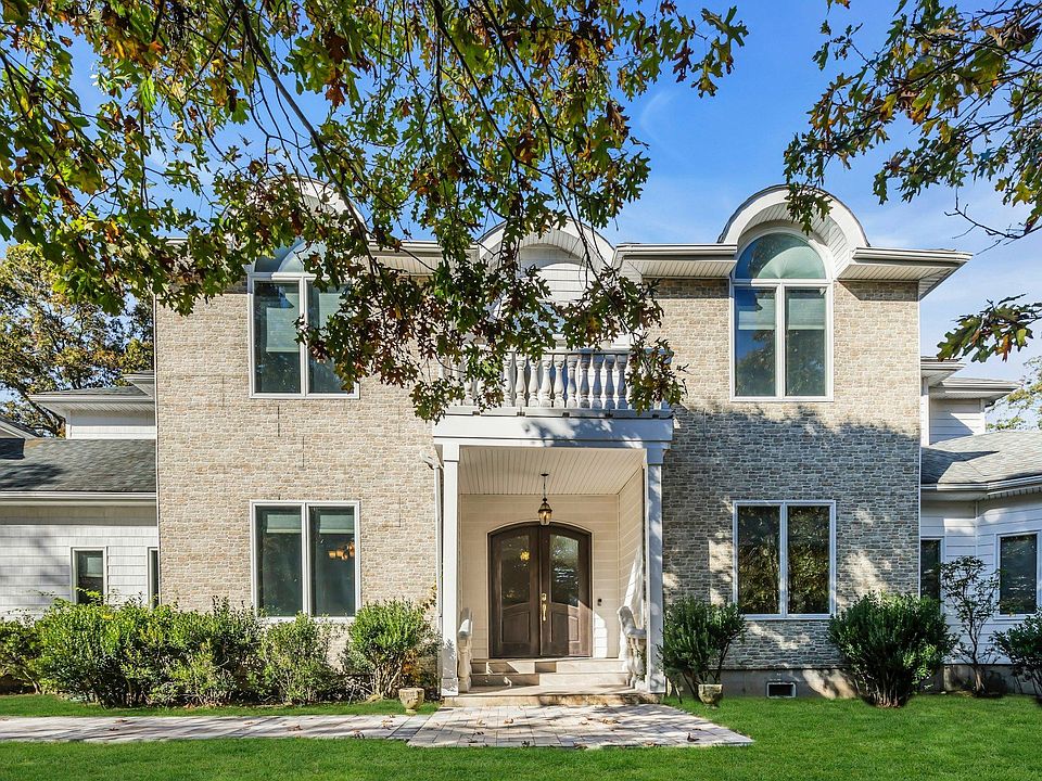 1st image of 10 Bay Woods Dr