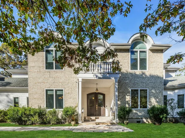 10 Bay Woods Dr, Hampton Bays, NY 11946