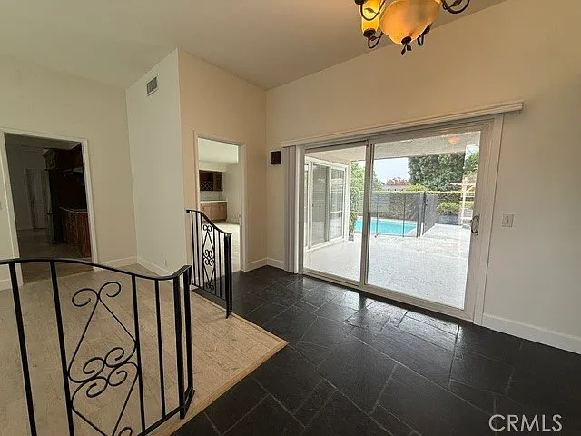 5 bed, 2424 sqft, $5,900 — Photo 3