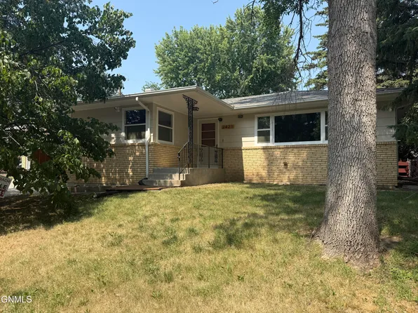 2421 Winchester Dr, Bismarck, ND 58503