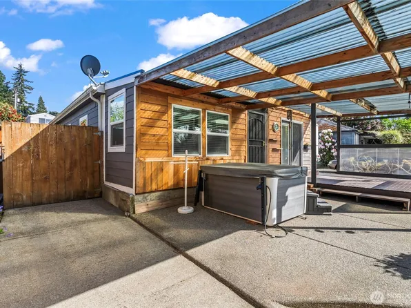 7545 Sunset Circle W, University Place, WA 98466