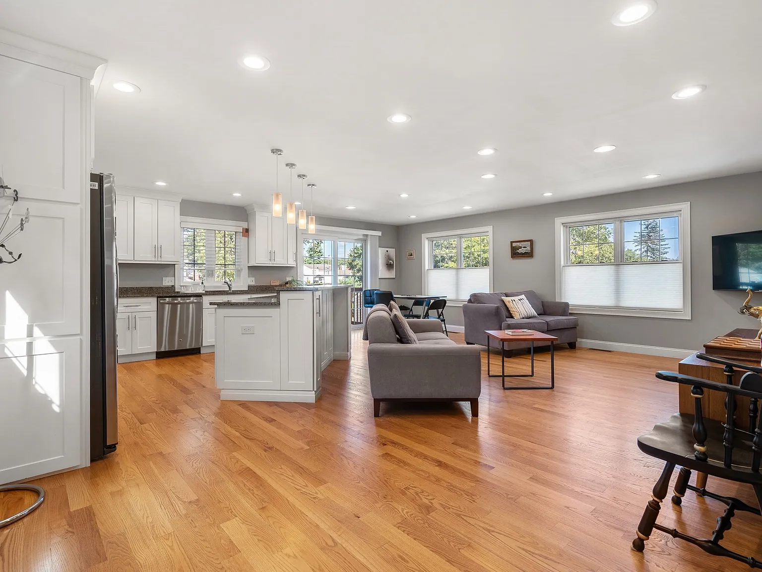 3 bed, 3.5 bath, 2060 sqft, $5,500 — Photo 3