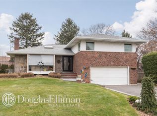 11 Sparrow Ln, Woodbury, NY 11797
