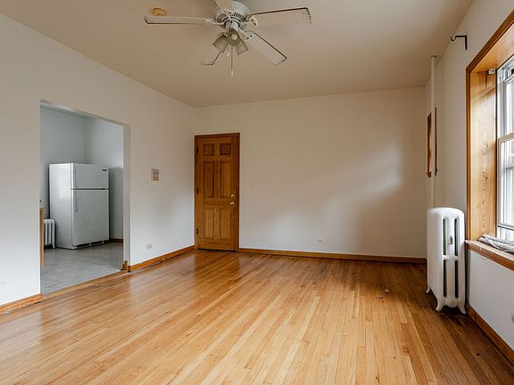 4th image of 2618 W Gunnison St #3