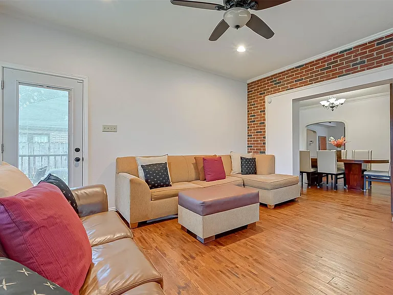 2412 Oakdale St — Photo 7