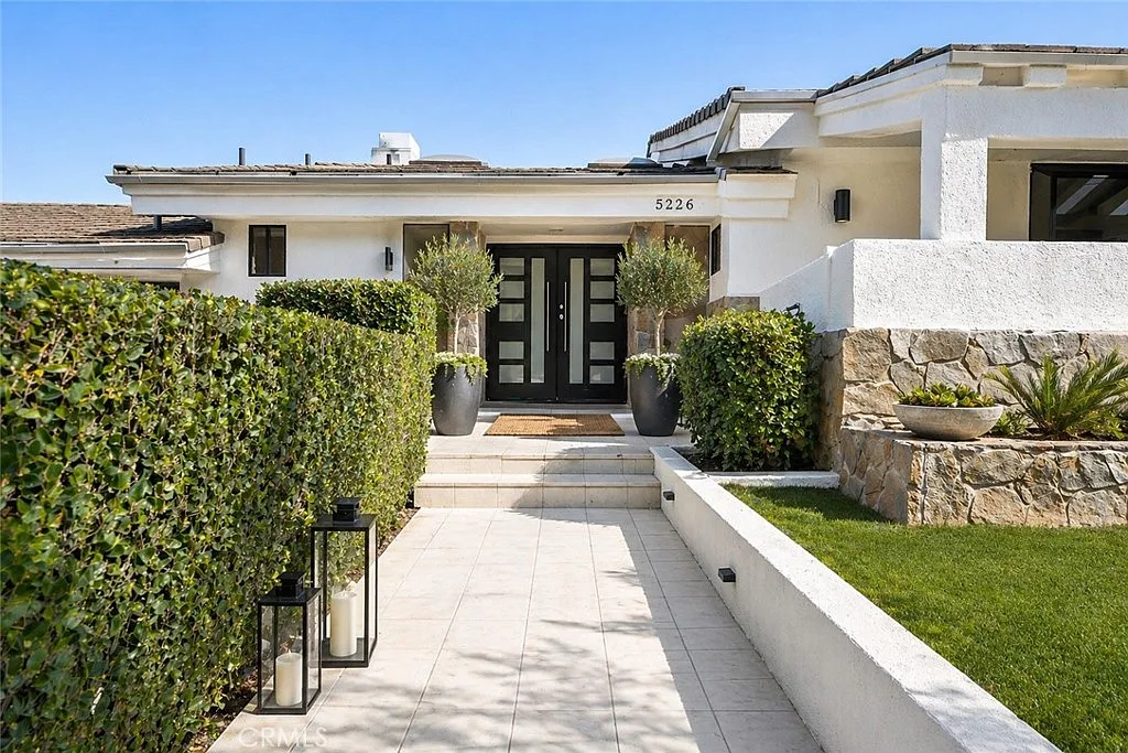 5 bed, 4.5 bath, 4000 sqft, $7,950 — Photo 2