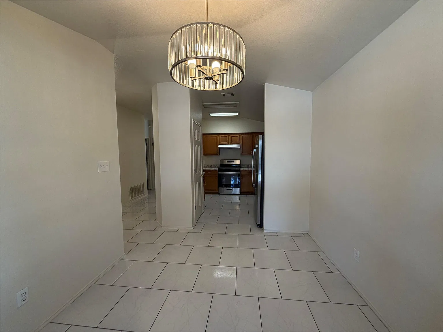 3 bed, 2.0 bath, 1299 sqft, $1,850 — Photo 4