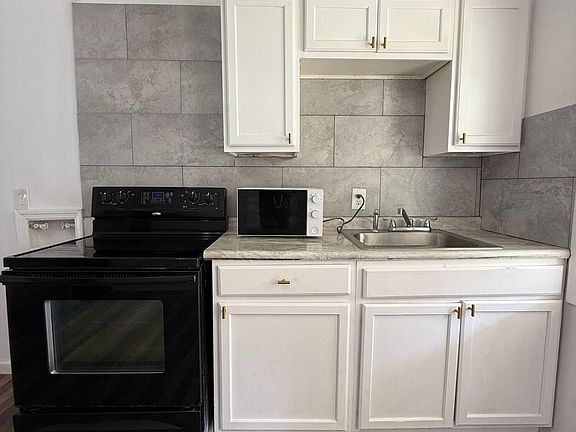 2nd image of 806 Armory Dr