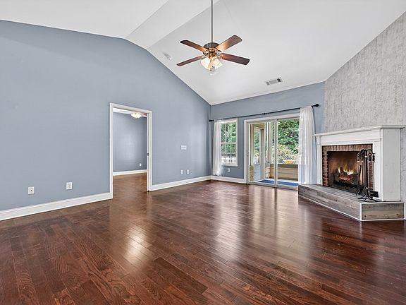 3rd image of 222 Ridgehaven Trl