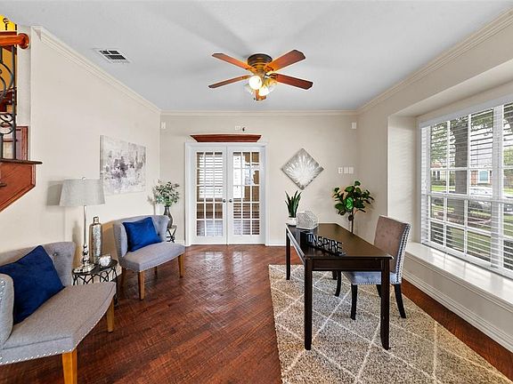 3rd image of 208 Bricknell Ln