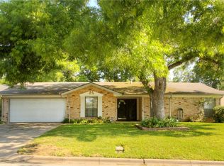 2103 Kent Dr, Arlington, TX 76010