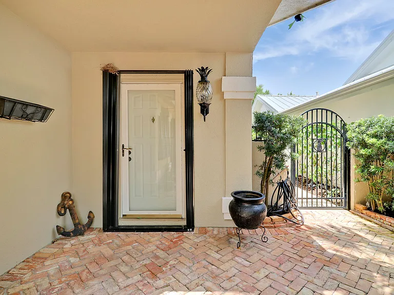 109 Seashore Dr — Photo 5