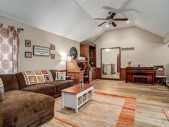 3rd image of 601 NE Sunny Creek Ln