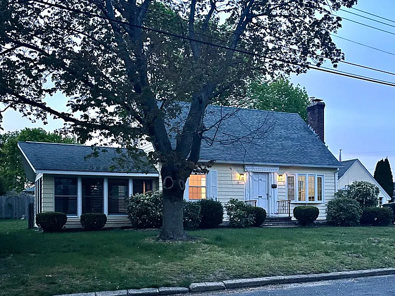 176 Harmony Ct Warwick 02889
3-4 bedroom, 2-bath Cape with finished basement and 1-car garage