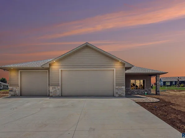 1507 Buffalo Ridge Dr, Luverne, MN 56156
