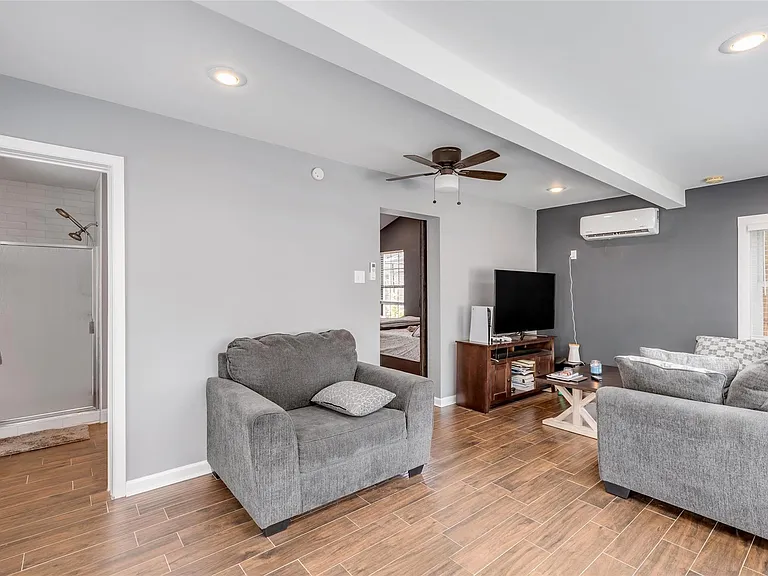 815 E 31st St #C — Photo 5