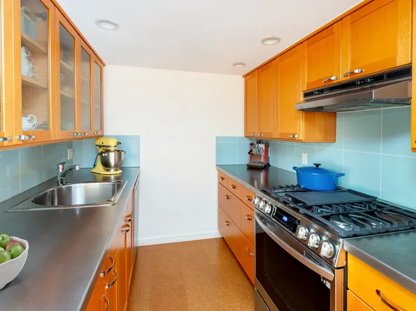 520 East 81st Street 14G image 2 of 7