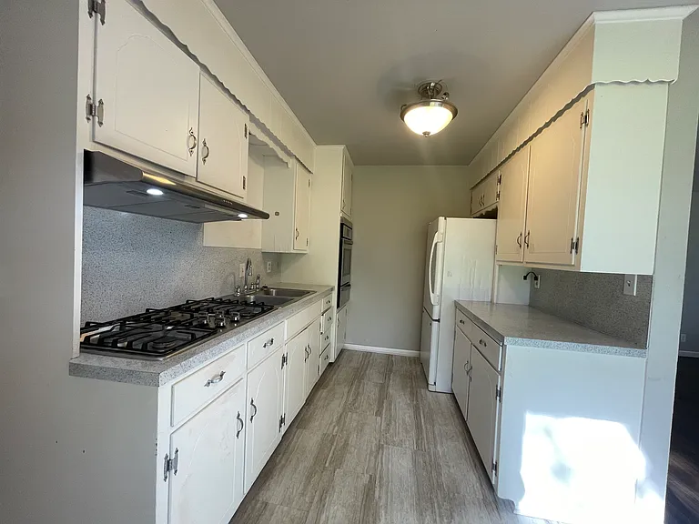 1012 N Dogwood St — Photo 5