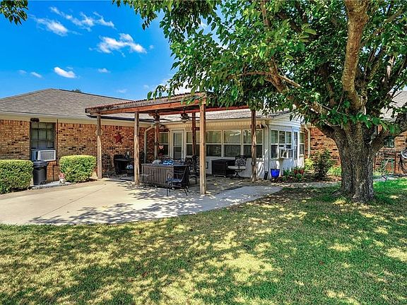 2nd image of 3328 Carriage Cir