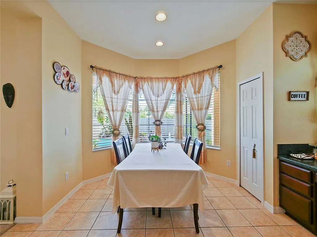 5 bed, 3.5 bath, 3961 sqft, $4,100 — Photo 3