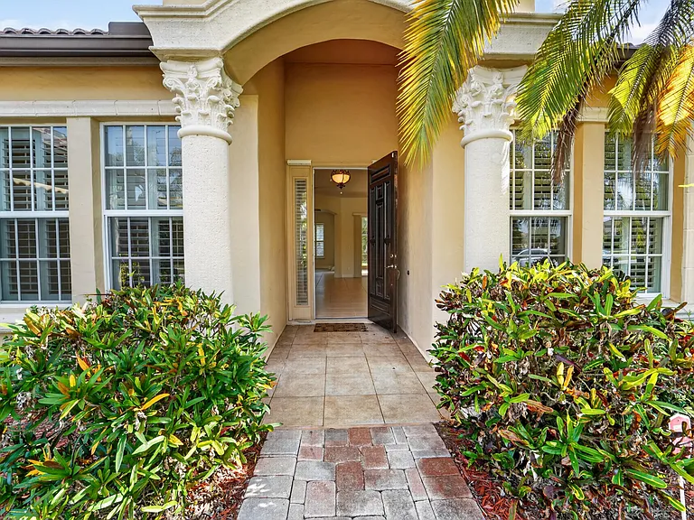 854 SW Saint Tropez Ct — Photo 6