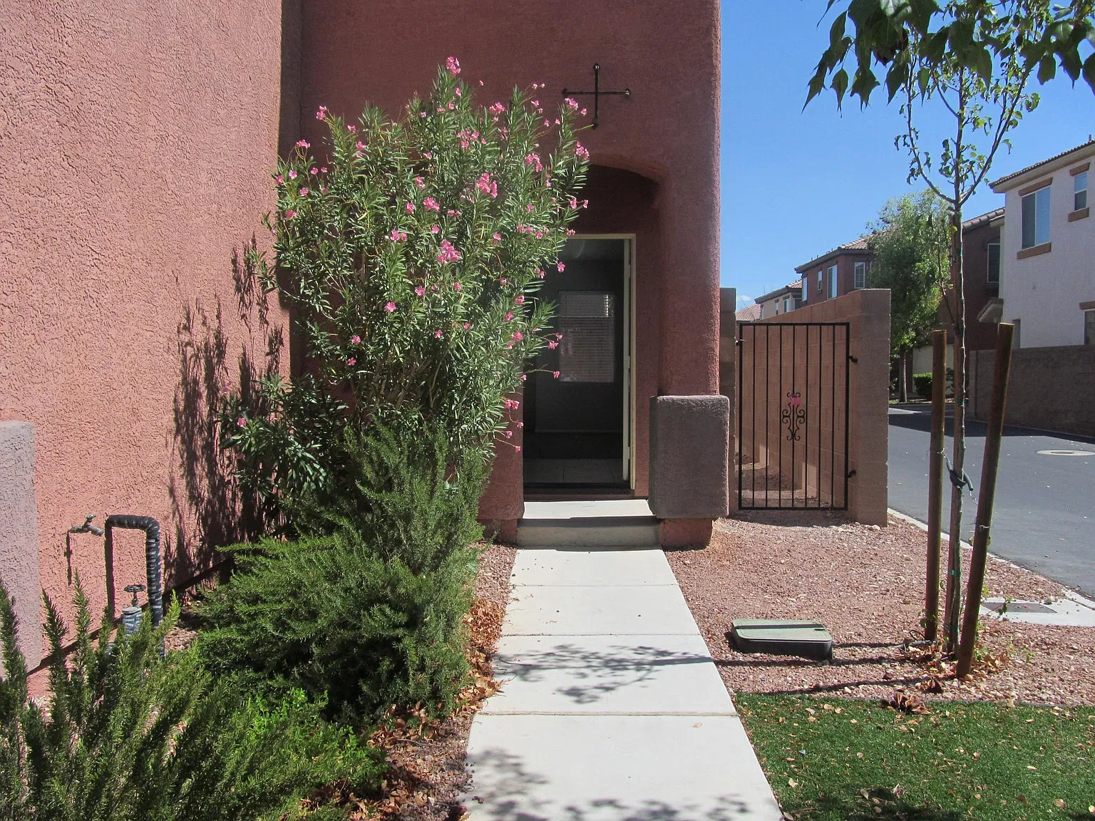 3 bed, 2.5 bath, 1739 sqft, $1,900 — Photo 2