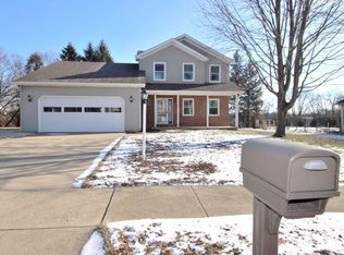 5228 N Castleberry Dr, Peoria, IL 61615
