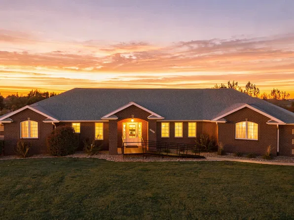 1177 164th Dr, Pella, IA 50219