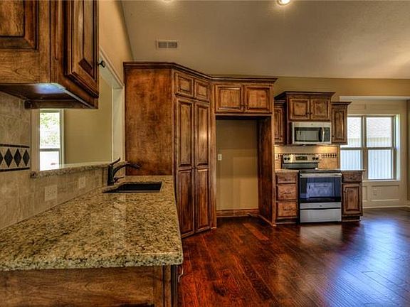 5th image of 112 N Heatherton Ct