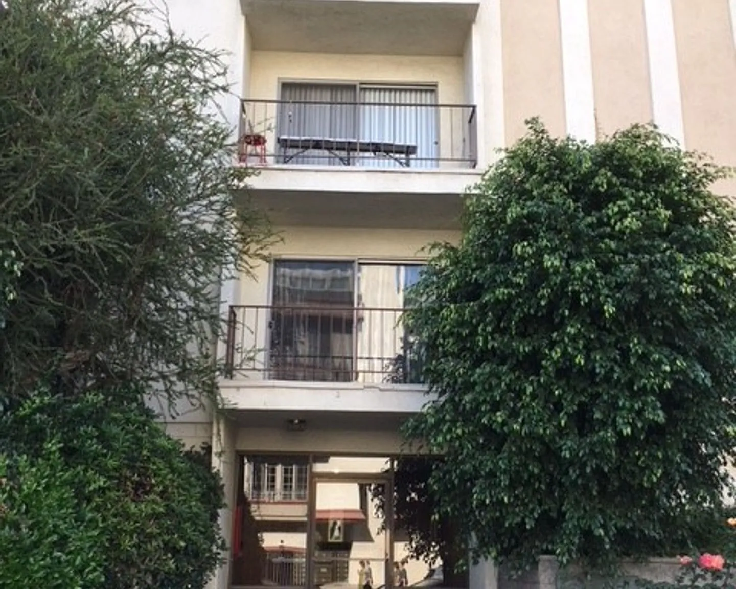 Classic West Hollywood area Apartment complex Walking Distance to Cedar Sinai — Photo 1