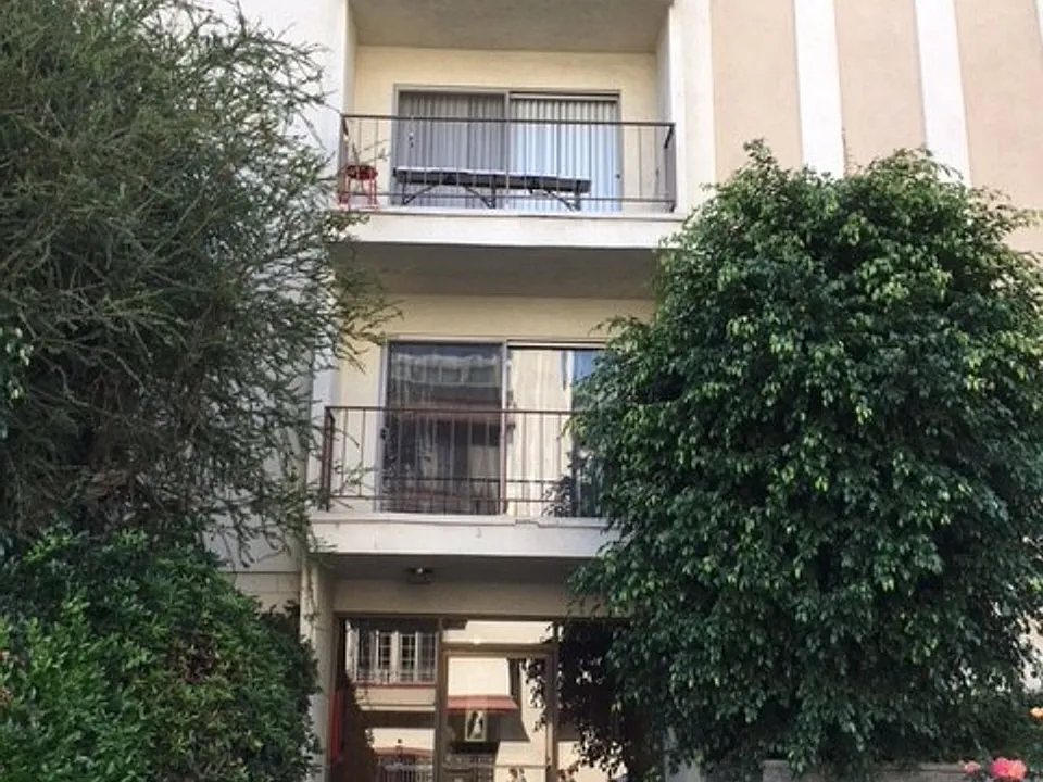 Classic West Hollywood area Apartment complex Walking Distance to Cedar Sinai