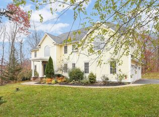 16 Apple Dr, Oxford, CT 06478