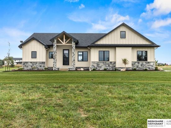 6318 Sundown Dr, Blair, NE 68008