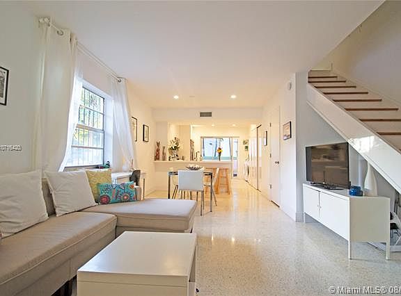 4th image of 937 Michigan Ave APT 1