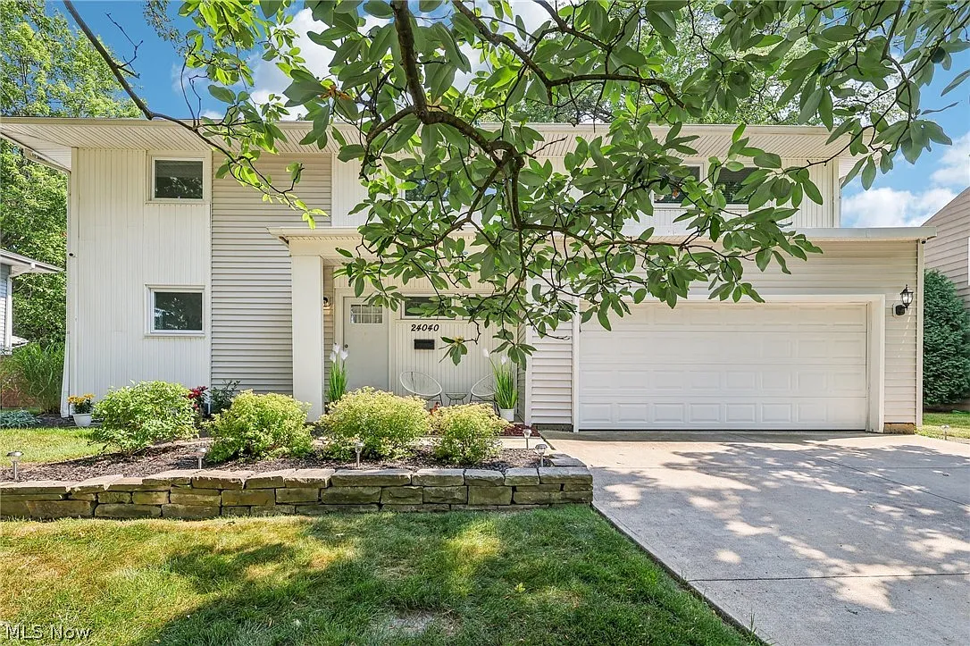 24040 Fairmount Blvd photo 1