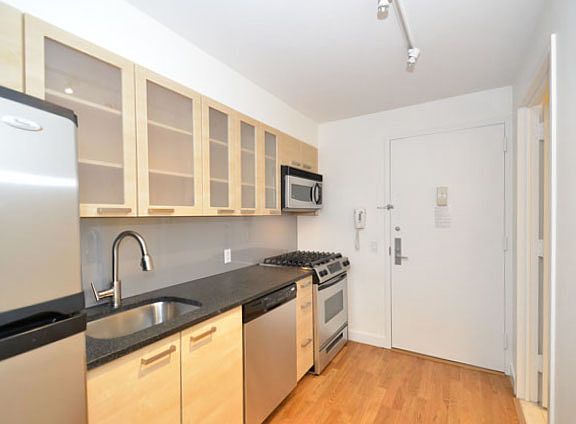 4th image of 88 Leonard St APT 1011