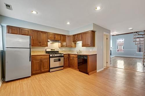 4th image of 2854 N Southport Ave #2F