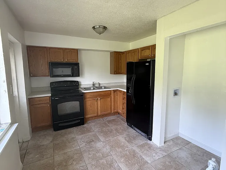 408 SE 7th Ter #8 — Photo 5