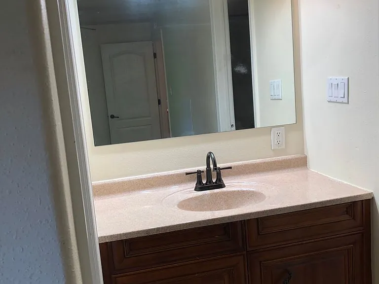 1000 Lakewood Dr #4 — Photo 11