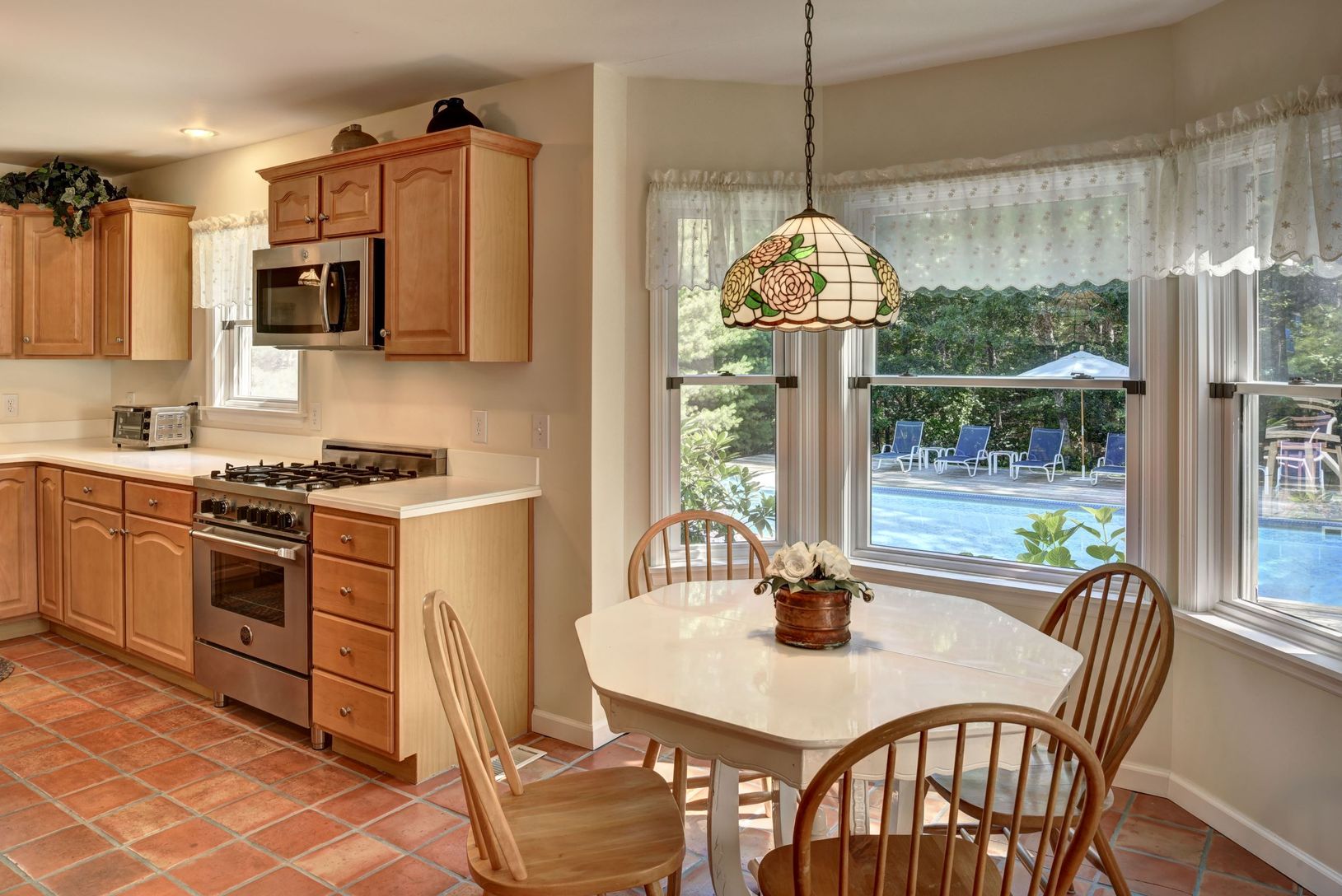  Breakfast nook with view of the pool